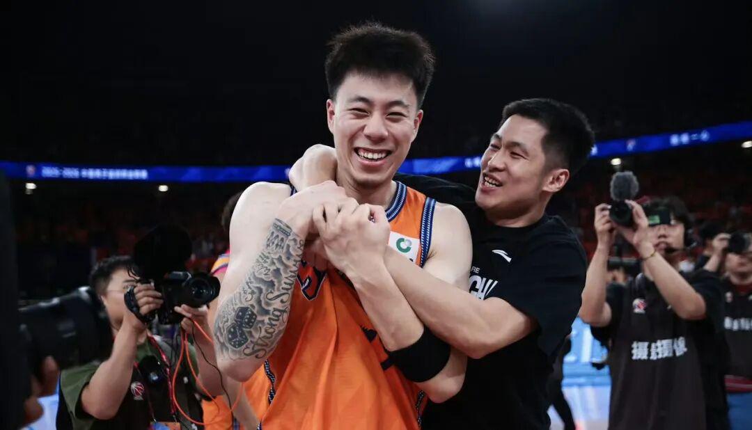 为什么说尼克斯53年首冠>马刺5次捧杯?